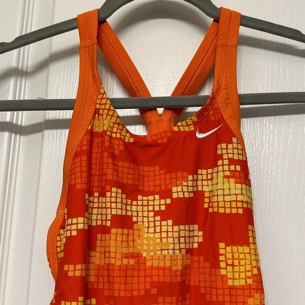 Nike girl techno